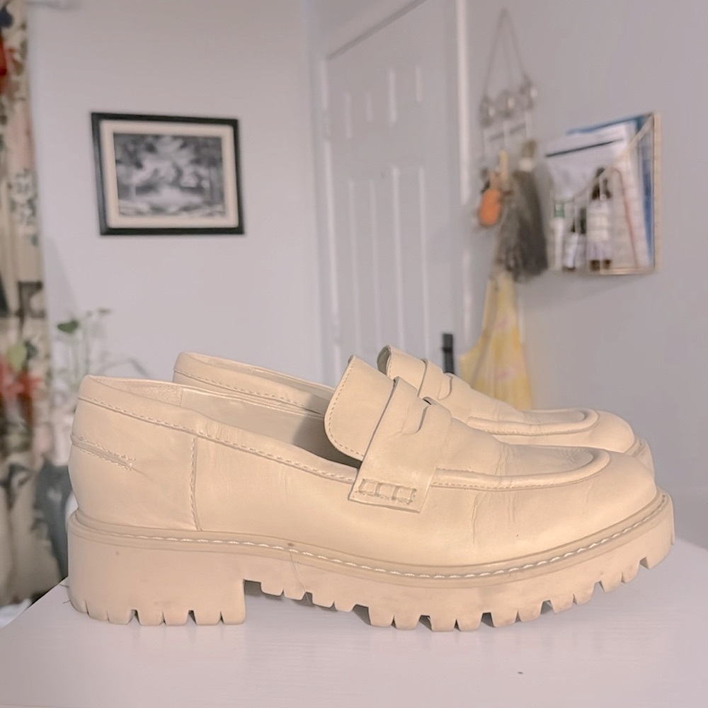 Schutz Christie Flat Size 9